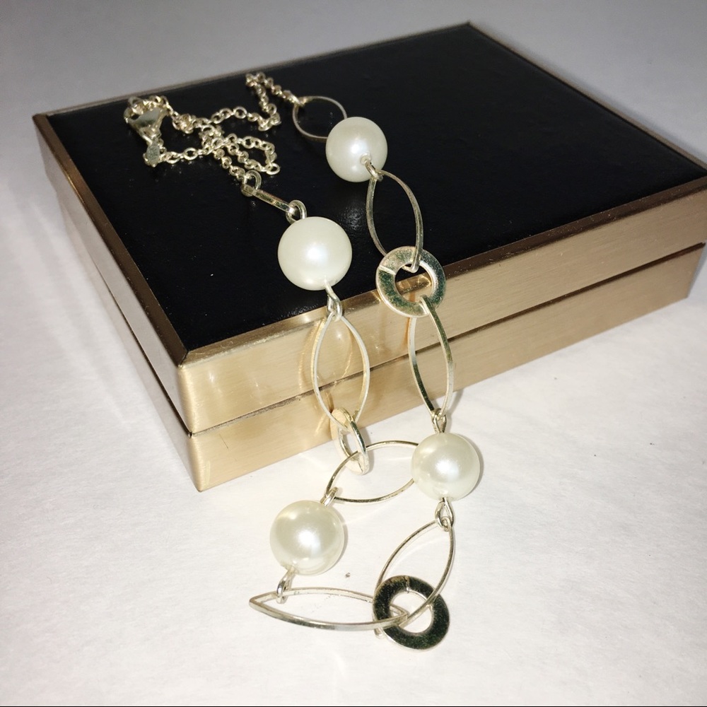 OHQ Silver tone and faux pearl classy necklace